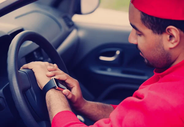 Černý chlapec používající chytré Náramkové hodinky sedící v autě — Stock fotografie