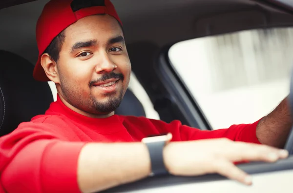 Zwarte jongen met slimme polshorloges zitten in de auto — Stockfoto