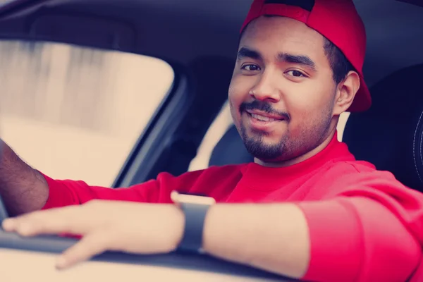 Zwarte jongen met slimme polshorloges zitten in de auto — Stockfoto