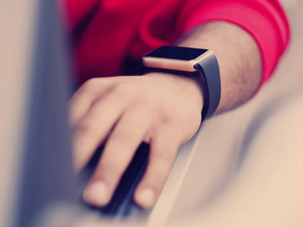 Zeiger eines schwarzen Mannes mit smarter Armbanduhr im Auto — Stockfoto