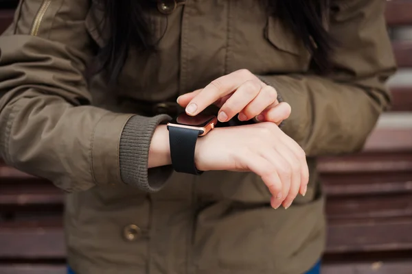 Kezében egy lány használja őt okos óra — Stock Fotó