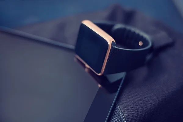Smarte Armbanduhr im Tablet-PC — Stockfoto