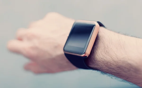 Hand mit moderner Smartwatch — Stockfoto