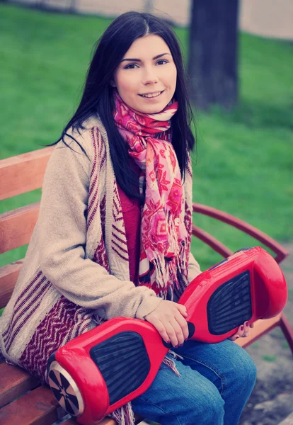 Giovane ragazza bianca con mini segway elettrico hover board scooter — Foto Stock
