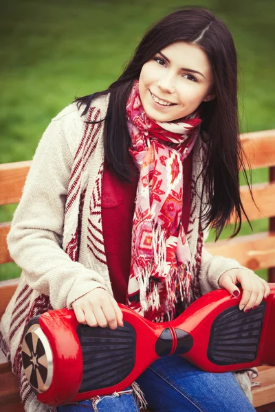 Молодая белая девушка с электрическим мини-мотороллером — стоковое фото