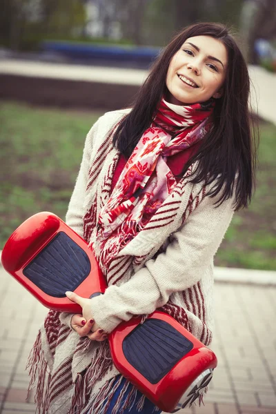 Jeune fille blanche avec mini scooter électrique de conseil de vol stationnaire segway — Photo