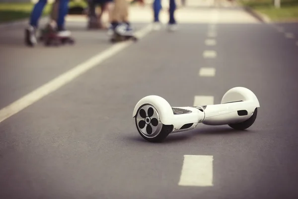 Elektrischer Mini-Hover-Board-Roller, Stadtverkehr — Stockfoto