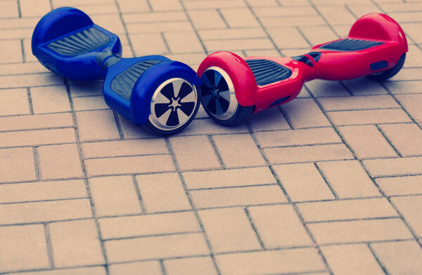 Современный электромотороллер с плавающей доской
