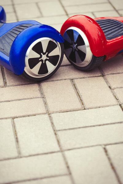 Современный электромотороллер с плавающей доской
