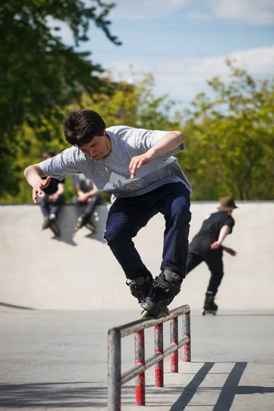 Aggressive rollerblading skating contest — Stock Photo, Image