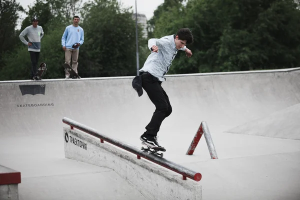 Skateboarding soutěž v Moskvě skate parku — Stock fotografie