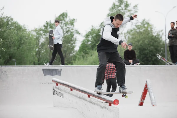 Skateboarding contest in Moscow skate park — Stock Photo, Image