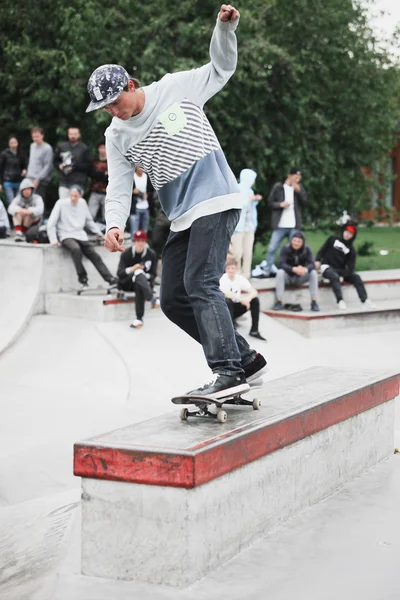 Skateboard tävling i Moskva skateboardpark — Stockfoto