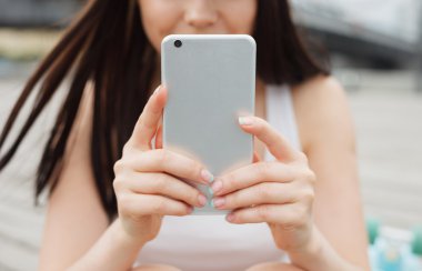 büyük modern phablet smartphone ile çift kamera kullanan kız 