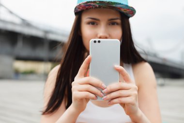 Kız çift kamera ile phablet akıllı telefon ile fotoğraf çeker 