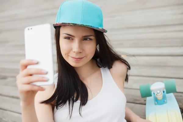 Dziewczyna bierze selfie na phablet smartphone z podwójnym aparatem — Zdjęcie stockowe