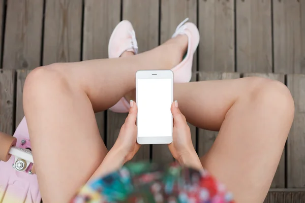 Κορίτσι που χρησιμοποιούν μεγάλη phablet σύγχρονο smartphone με την κενή οθόνη — Φωτογραφία Αρχείου