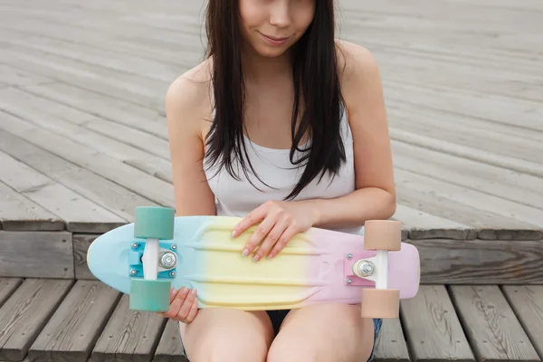 Giovane ragazza con breve cruiser skateboard ponte all'aperto — Foto Stock