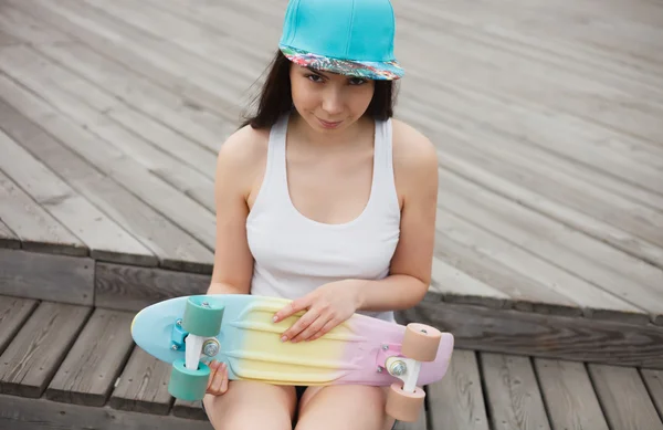 Νεαρή κοπέλα με κοντό καταδρομικό κατάστρωμα skateboard σε εξωτερικούς χώρους — Φωτογραφία Αρχείου