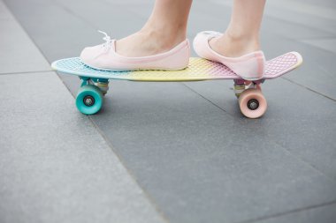 Kız sürme renkli kısa kruvazör kaykay metrelik