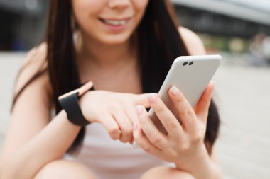 büyük modern phablet smartphone ile çift kamera kullanan kız 
