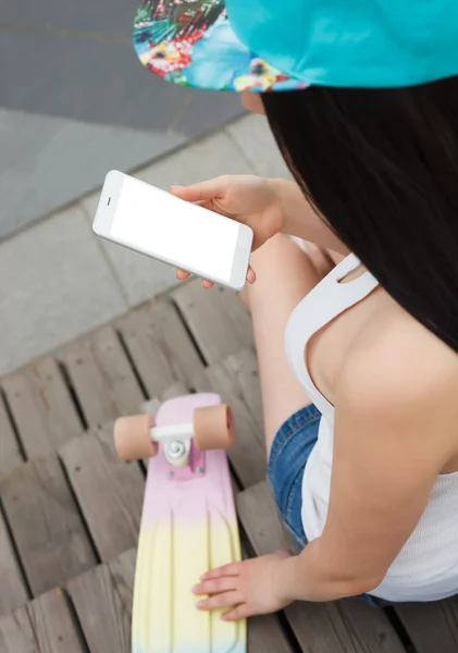 女孩用空白屏幕大现代平板智能手机 — 图库照片