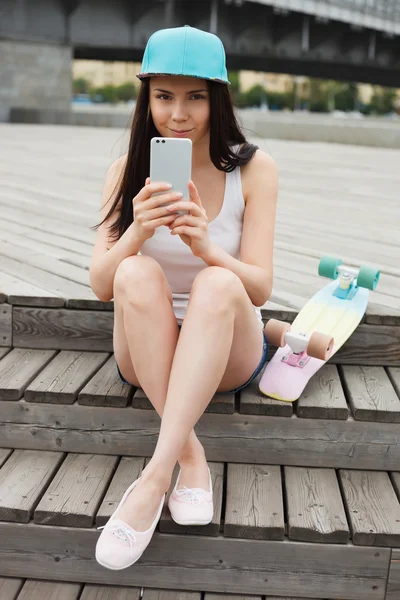 女孩拍摄照片在现代平板智能手机与双摄像头 — 图库照片