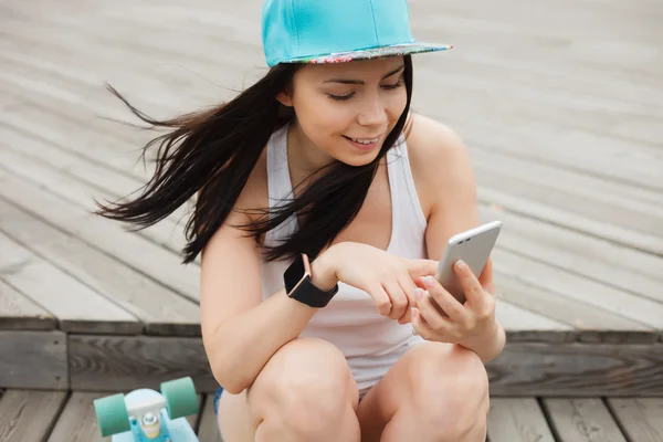 Κορίτσι με μεγάλη phablet σύγχρονο smartphone με διπλή φωτογραφική μηχανή — Φωτογραφία Αρχείου