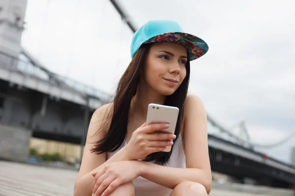 Κορίτσι με μεγάλη phablet σύγχρονο smartphone με διπλή φωτογραφική μηχανή — Φωτογραφία Αρχείου