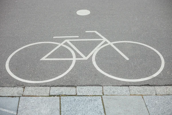 Отдельный знак велосипедной дорожки в парке — стоковое фото