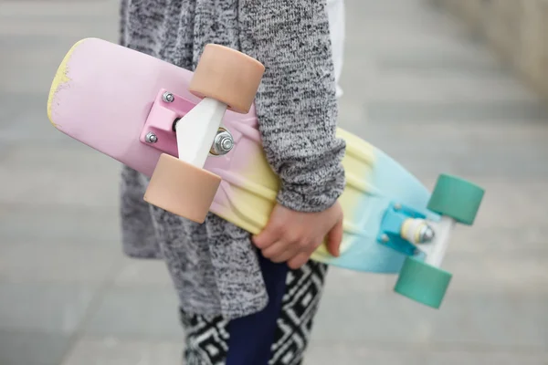 Flicka i boho kläder håller cruiser skateboard — Stockfoto