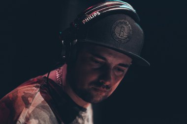 DJ Nik bir gece kulübünde oynarken