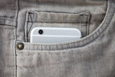 Kot pantolon cebinde modern smartphone