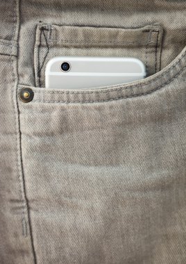 Kot pantolon cebinde modern smartphone