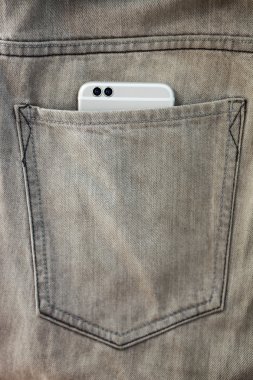 Kot pantolon cebinde modern çift kamera akıllı telefon