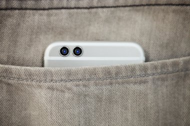 Kot pantolon cebinde modern çift kamera akıllı telefon