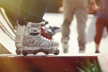 Agresif satır içi rampasında skatepark patenci ayakta