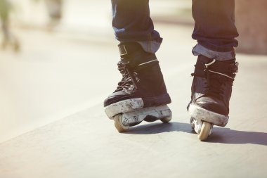 Agresif satır içi üzerinde açık skatepark patenci ayakları