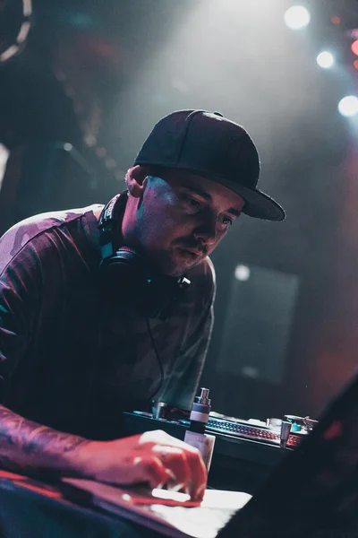 DJ Nik Uno tocando en el club nocturno —  Fotos de Stock