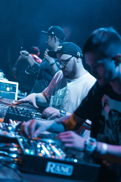 Hip hop DJ scratching vinyl record on turntable — Stock Photo, Image