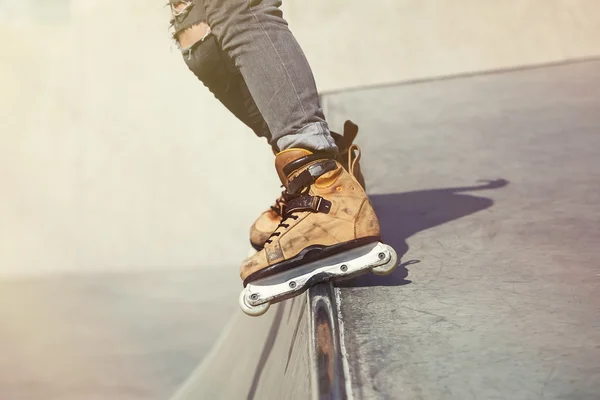 Agresivní inline rollerblader na rampě na skateparku — Stock fotografie