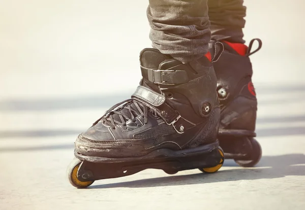 Pés de rollerblader inline agressivo no skatepark ao ar livre — Fotografia de Stock