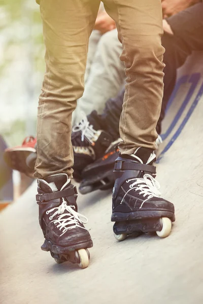 Voeten van agressieve inline rollerblader op outdoor skatepark — Stockfoto
