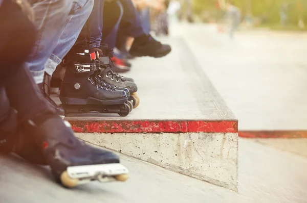 Agresszív inline rollerblader kültéri skate park ül — Stock Fotó