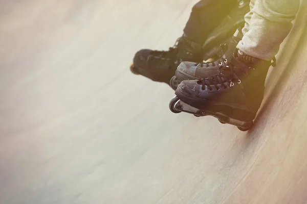 Агресивний вбудований валик сидить на пандусі в скейтпарку — стокове фото