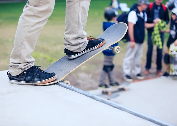 Skateboarder auf einer Rampe — Stockfoto