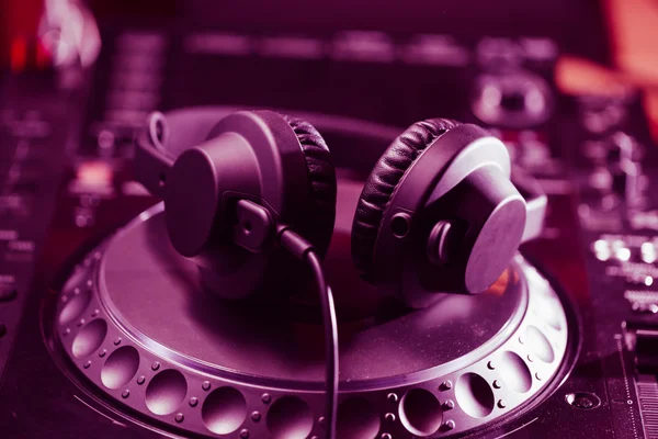 DJ headphones on CD music player — Stock Photo, Image