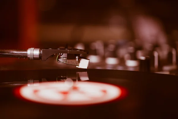 Profissional gira-discos de vinil de áudio leitor de música — Fotografia de Stock