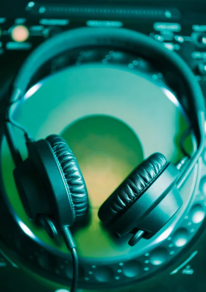 Auriculares DJ en reproductor de música CD — Foto de Stock