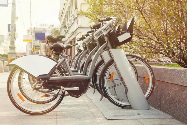 Leihfahrrad-Abholstation in der Stadtstraße — Stockfoto